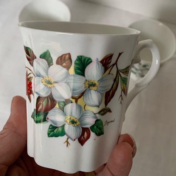 ROYAL GRAFTON | Set of 3 | Dogwood pattern. Bone China Mugs. - Picture 3 of 8